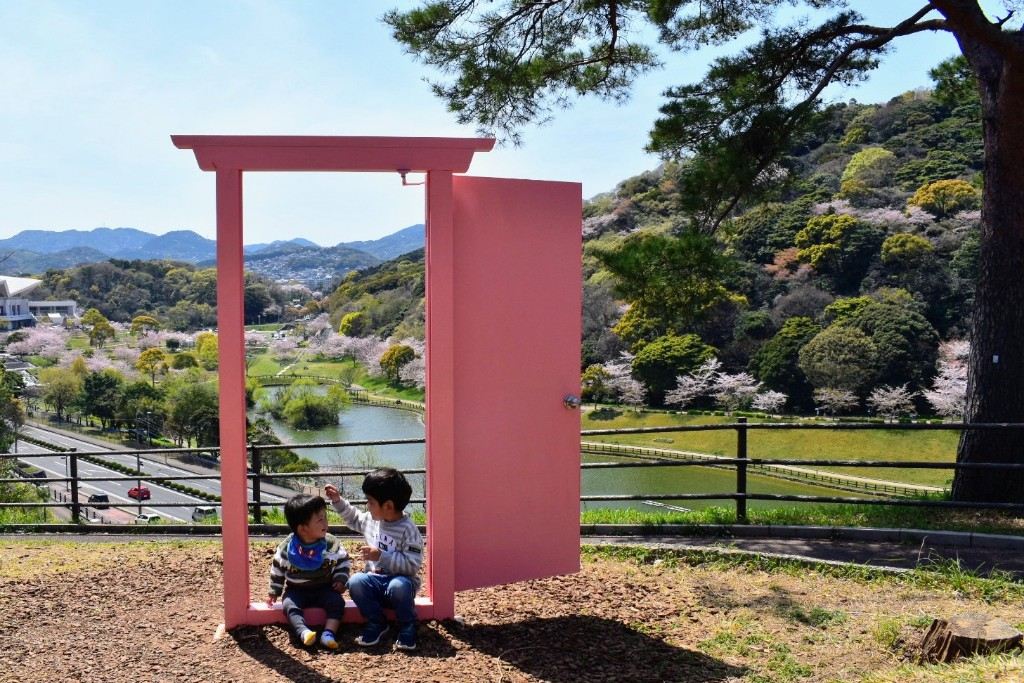 小倉北区 謎の ピンクのドア 福岡県営中央公園に現る 北九州ノコト