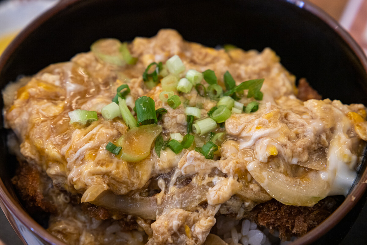 トロ・フワ・サクッ！職人技が光るカツ丼「とんまる」【北九州市