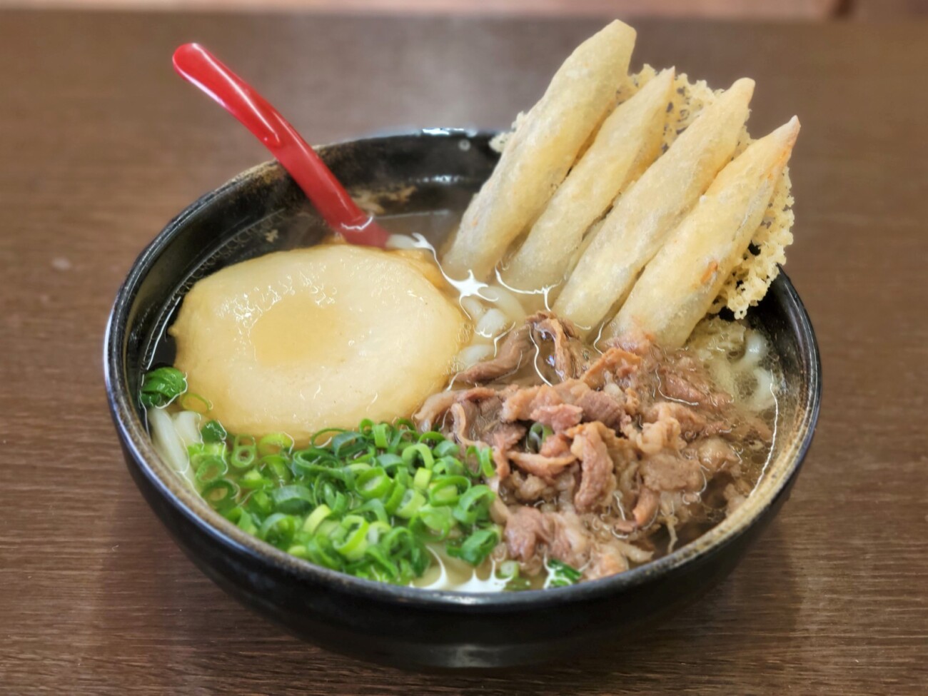 メニュー豊富なうどん店「ふじや」 トッピングは『若松のソウルフード
